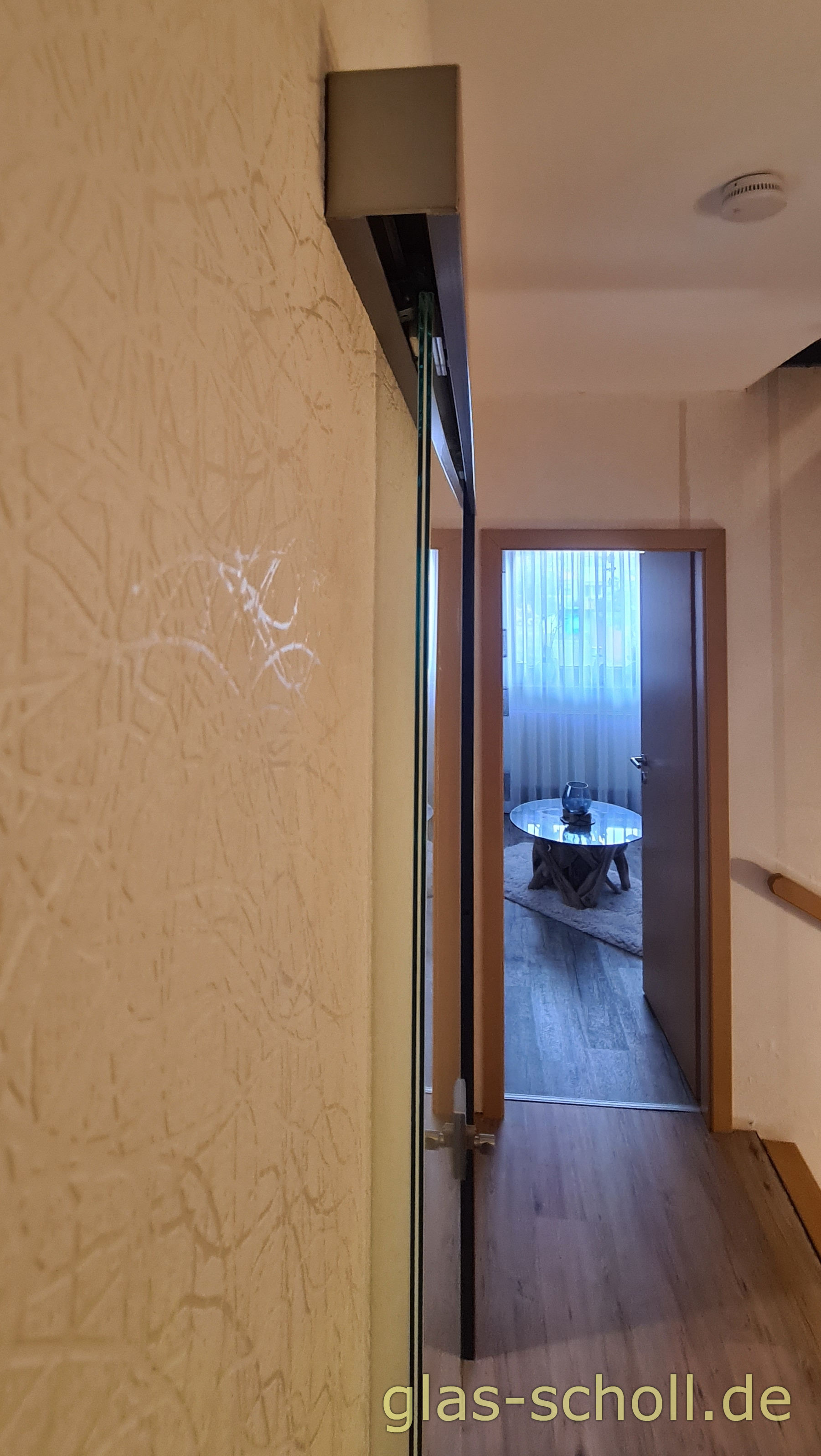 mechanisch verschließbare Schiebetür vor WC- oder Badezimmerbereich von www.glas-scholl.de